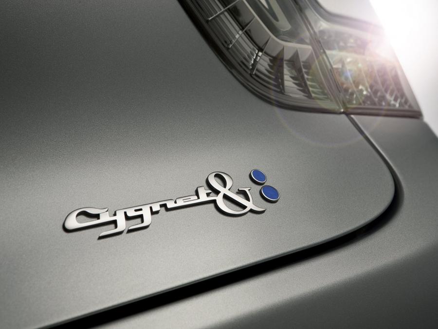 Логотип Aston Martin Cygnet Cygnet & Colette 2011 года  (фото 12 из 29)